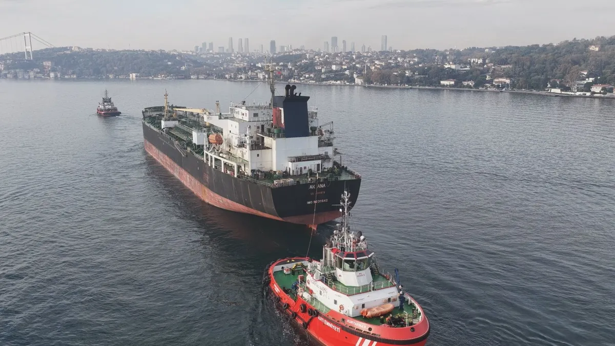 Karadeniz'de drone saldırısına uğrayan AK ANA tankeri İstanbul Boğazı'ndan geçti: Gemi trafiği çift yönlü durduruldu
