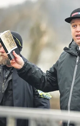 Irkçı politikacı Paludan’ın, Kur’an-ı Kerim’i yakmasına izin veren İsveç’e tepki yağdı