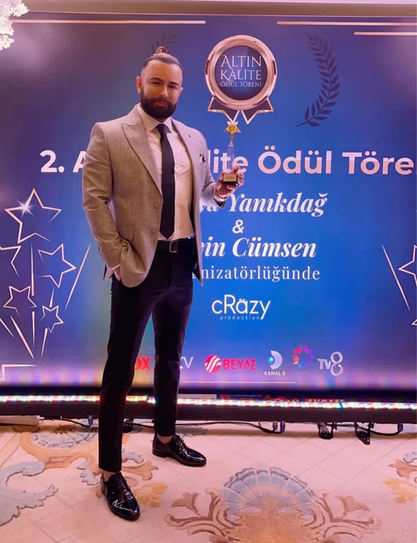 1618562026157.jpg Estetik Uzmanı Tevfik Bozdağ ‘Yılın En Prestijli Estetik ve Güzellik Merkezi Ödülü’ne Layık Görüldü-1