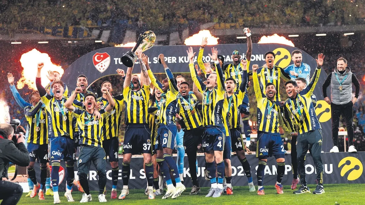 Fenerbahçe'nin Olimpiyat’ta Galatasaray’ı yıkıp geçtiği Süper Kupa’yı müzesine taşıdığı dev derbiyi  tüm Türkiye ATV’den takip etti