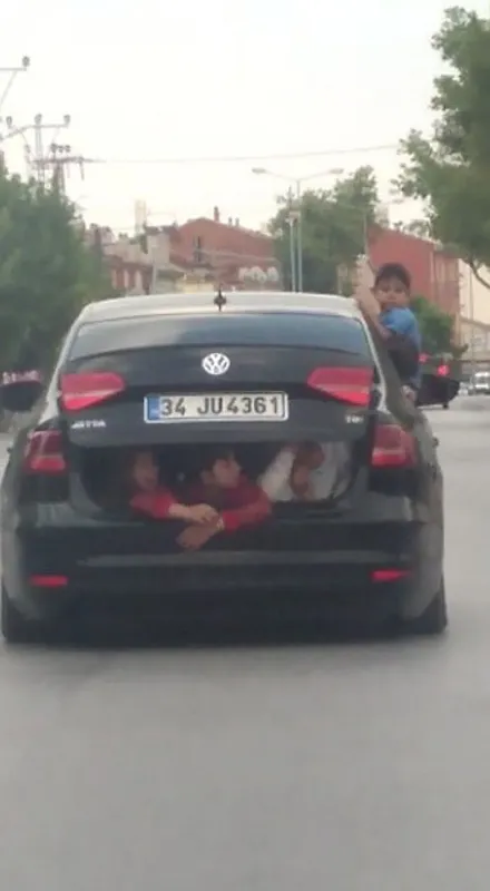 konyada-skandal-goruntuler-3-cocugunu-otomobilin-bagajinda-tasidi-1627037546689.jpg Konya'da skandal görüntüler! 3 çocuğunu otomobilin bagajında taşıdı-3