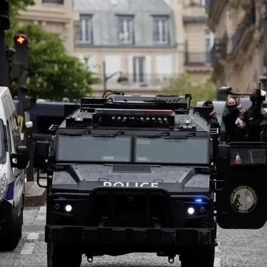 Son dakika: Fransa’da bomba alarmı! Üzerinde patlayıcı bulunan bir kişi İran konsolosluğu önünde kendini patlatmaya çalıştı: Gözaltına alındı