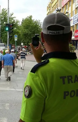 Yayalar için ‘kırmızı’ alarm! Kamerayla kayıt altına alarak tek tek ceza yazdılar