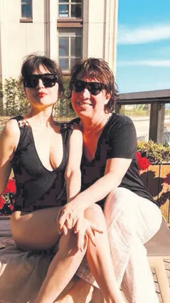 Gonca Vuslateri ve Oya Başar'dan güneş banyosu