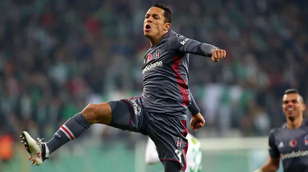 Beşiktaş'ta Pepe'den sonra Adriano da yolcu-1
