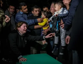 Azerbaycan'da yürekleri dağlayan cenaze! 1,5 yaşındaki ikizler tabutun başında...