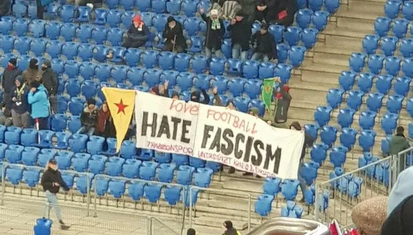 UEFA Avrupa Ligi Basel-Trabzonspor maçında PKK/YPG provokasyonu! Türk taraftar paçavralara el koydu...-1
