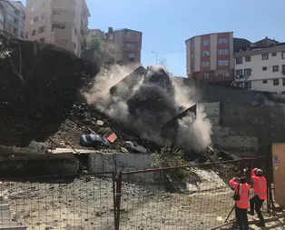 Son dakika: Kağıthanede 4 katlı bina canlı yayında çöktü!