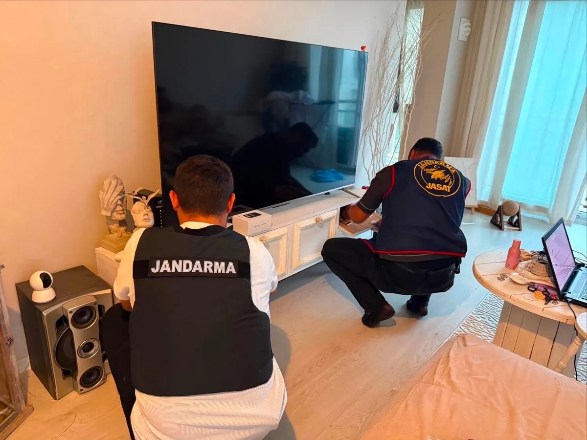 1781327379034.jpeg MİT'ten kredi kartı şebekesine operasyon: Şüpheli SMS'ler sonrası harekete geçildi-2