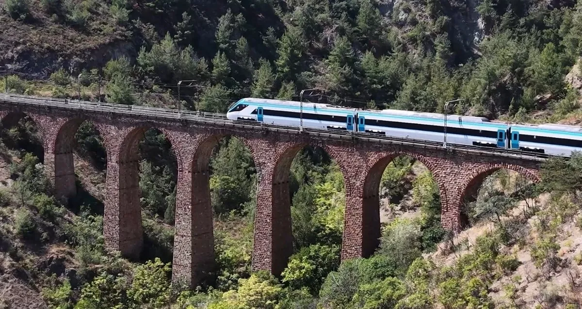 milli-hizli-tren-seri-uretim-donemi-basladi-1789897986908.jpeg Milli hızlı trende seri üretim başladı: Hedef 2 yılda 14 set-4