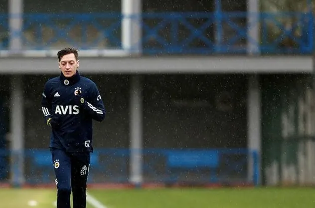 SON DAKİKA: Mesut Özil Galatasaray derbisinde oynayacak mı? Erol Bulut'tan flaş karar!