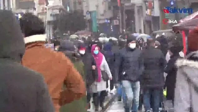 İstiklal Caddesi'nde kar yoğunluğu