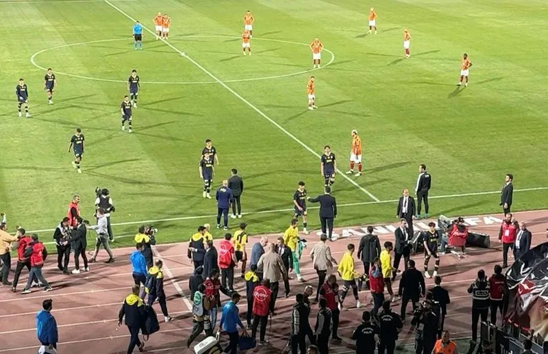 Fenerbahçeli genç futbolcular oyunun durmasının ardından sahayı terk etti.