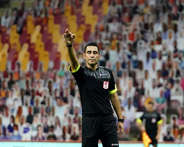 son-dakika-super-ligde-42-hafta-sampiyonluk-maclarini-yonetecek-hakemler-belli-oldu-besiktas-galatasaray-ve-fenerbahceye-aydinus-cakir-ve-meler-1620992831909.jpg