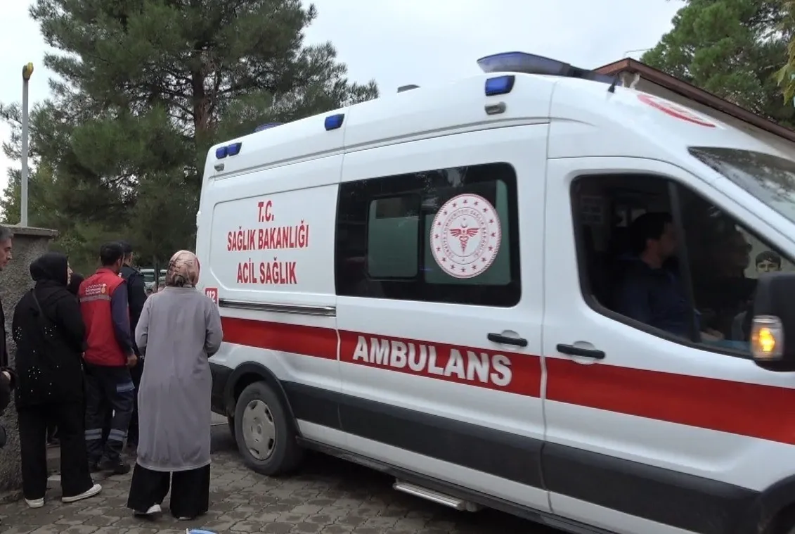 kahramanmarasta-iki-okulda-alarm-20-ogrenci-hastanelik-oldu-1791970805696.jpeg Kahramanmaraş'ta iki okulda alarm! İnşaat alanından yayılan yoğun koku nedeniyle 20 öğrenci hastanelik oldu-3