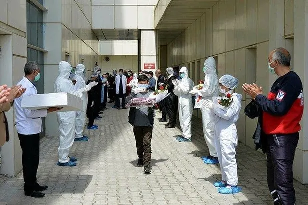 vanda-koronavirus-tedavisi-goren-ayni-aileden-10-kisi-alkislarla-taburcu-oldu-1587399559528.jpeg Van'da koronavirüs tedavisi gören aynı aileden 10 kişi alkışlarla taburcu oldu-2