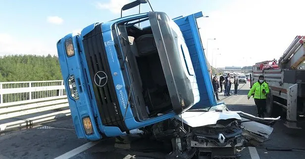 İSKİ’ye kamyonu otomobilin üzerine devrildi
