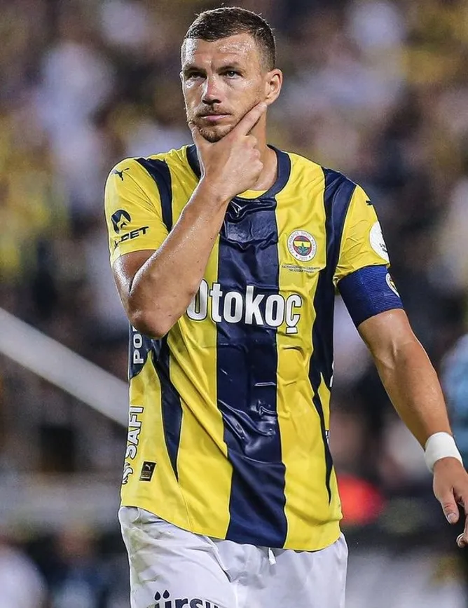 Bu görüntüler çok konuşuldu! Fenerbahçe'nin 9 numarası Dzeko'dan Galatasaray formasına imza - 3