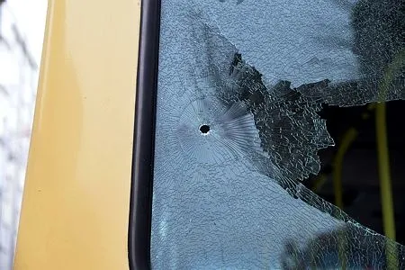 İstanbul'da silahlı çatışma! Minibüs aralarında kaldı-1