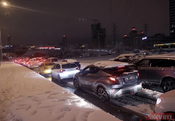 İBB'nin kar rezaleti: İstanbul'da yoğun kar sonrası araçlar yolda kaldı! Vatandaşlar evine gidemedi - 32