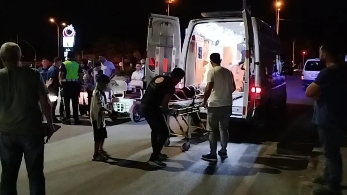 Çorum'da otomobil ile elektrikli motosiklet çarpıştı: 2'si çocuk 3 yaralı
