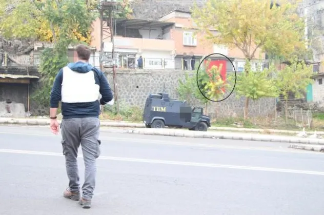 Diyarbakır'da istinat duvarına asılan PKK paçavrası polis ekiplerince indirildi!