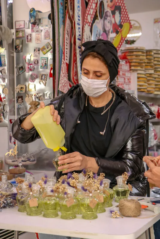 koronavirus-nedeniyle-nikah-sekerinin-yerini-kolonya-aldi-tanesi-8-tl-haftada-150-sise-hazirliyorlar-1617094472661.jpg Koronavirüs nedeniyle nikah şekerinin yerini kolonya aldı! Tanesi 8 TL! Haftada 150 şişe hazırlıyorlar-3