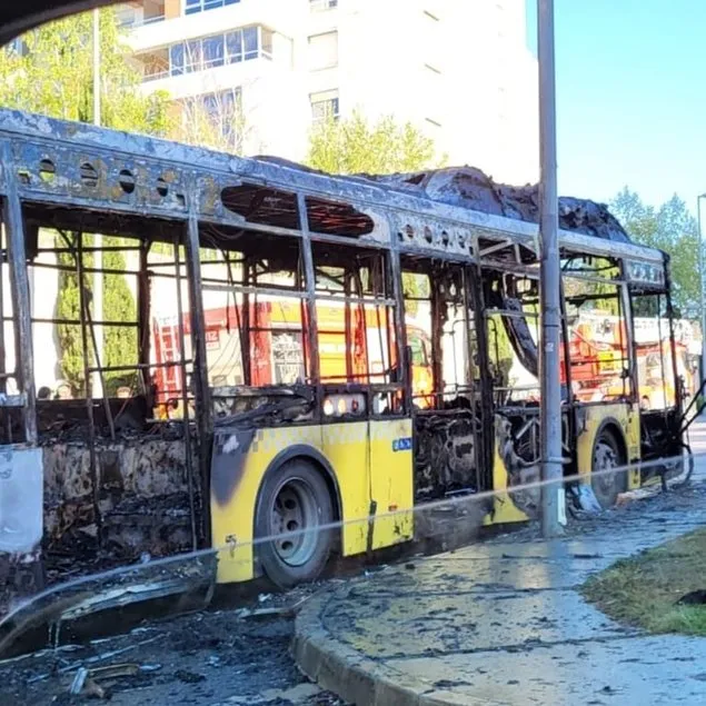 İstanbul’da İETT otobüsü alev alev yandı!