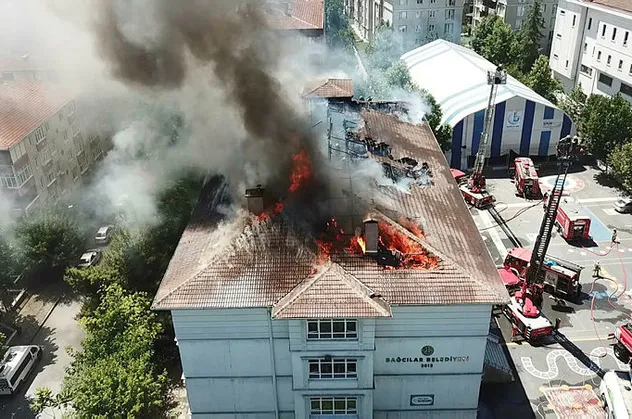 İstanbul Bağcılar'da okul çatısı yandı