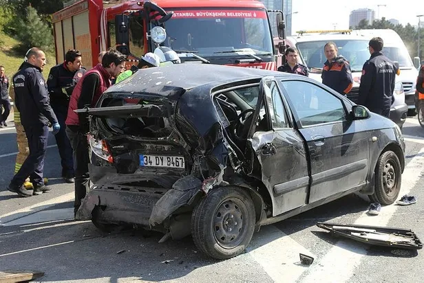 Son dakika: Tem Otoyolu Ümraniye Mevkiinde Zincirleme Kaza: 3 Yaralı-1
