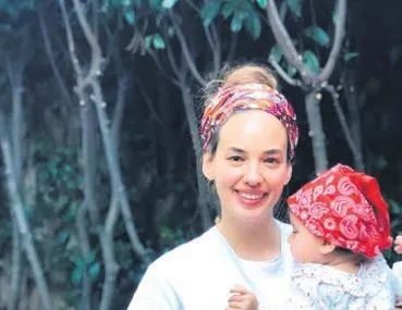 Bir elde pizza bir elde leyla