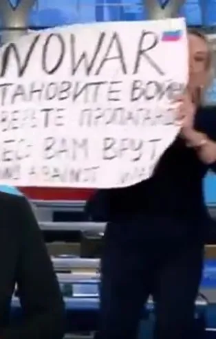 Rusya'da TV çalışanı Marina Ovsyannikova'dan canlı yayında "savaşa hayır" protestosu
