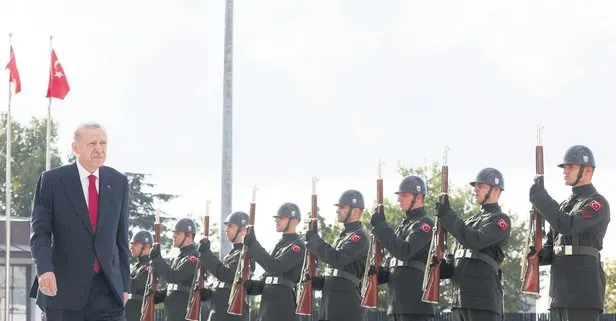 Başkan Recep Tayyip Erdoğan KKTC’de! Tüm dünyaya seslendi: Çözüm için uzatılan hiçbir eli havada bırakmayız