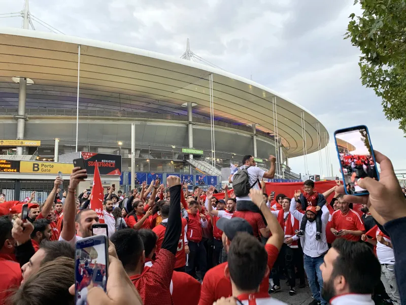 Türk bayrağını alan Stade de France'a koştu! Fransa-Türkiye maçı öncesi renkli görüntüler... - 5