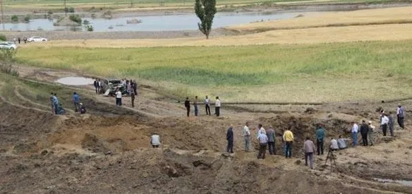 Diyarbakır'ın merkez Sur ilçesine bağlı Dürümlü mezrasında PKK'lı teröristlerin bomba yüklü aracı patlatması sonucu 16 kişi hayatını kaybetti