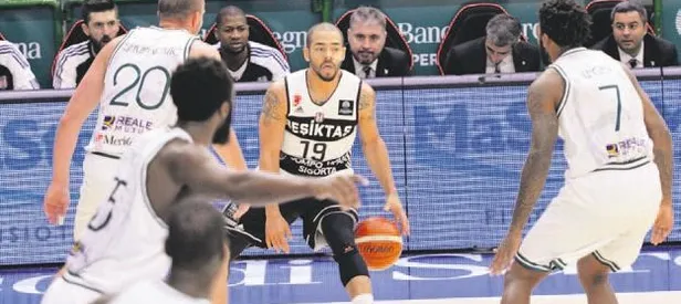 Beşiktaş Sompo Japan önüne çıkanı yıkıyor
