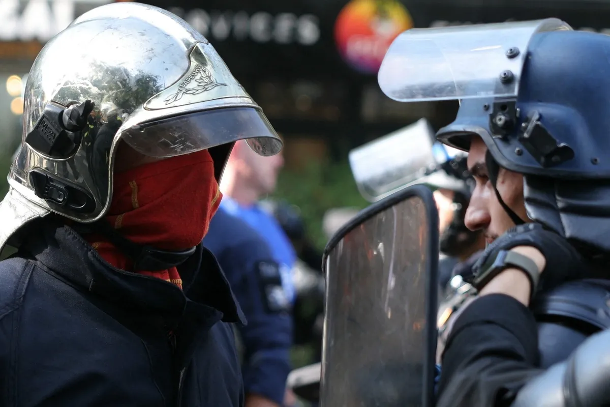 fransada-lise-protestolari-ulke-geneline-yayildi-1790710626512.jpeg Fransa'da genel grev ve lise blokajları ülkeyi kilitledi: Sendikalardan hükümete 48 saat süre-7