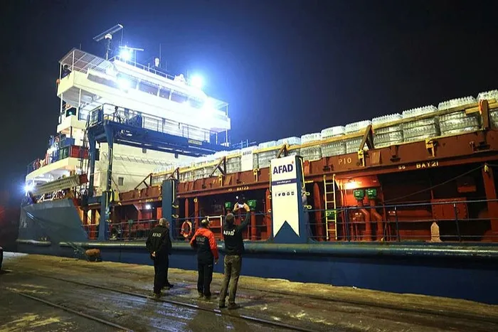 turkiyeden-filistine-yardim-eli-109-tirlik-insani-yardim-malzemesi-mersin-uluslararasi-limanindan-yola-cikti-1704313118991.jpeg Türkiye'den Filistin'e yardım eli! 109 tırlık insani yardım malzemesi Mersin Uluslararası Limanı'ndan yola çıktı-2