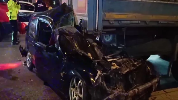 Bursa'da otomobil park halindeki TIR'ın altına girdi: 1 ağır yaralı