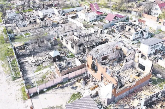 Rusya  Ukrayna'daki sivillere merhamet etmedi! Kiev yakınlarındaki Moşçun köyünü yaktı