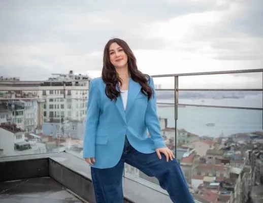 Yasemin Sakallıoğlu ve eşi evlilik yıl dönümünü statta kutladı