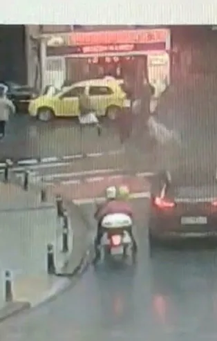 Turist aile İstanbul'un orta yerinde dehşeti yaşadı! Her şey saniye saniye kaydedildi