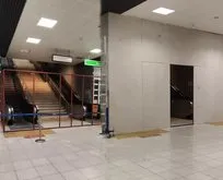 İstanbullunun yürüyen merdiven çilesi eziyete döndü! Bağcılar Metro İstasyonu’nda arızayı gideremeyen İBB yönetimi çözümü duvar örmekte buldu