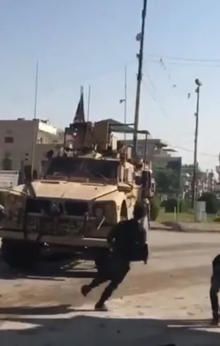 Terörist beslemenin sonu: Kamışlı'da YPG'liler Amerikan askerlerini taşladı