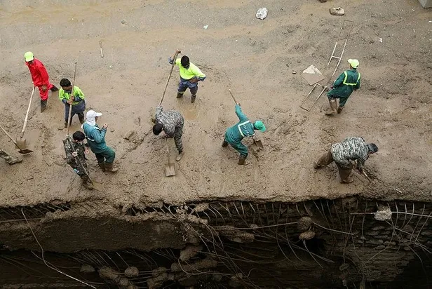 iranda-meydana-gelen-sel-felaketi-sonrasi-turkiye-bolgeye-insani-yardim-malzemeleri-ile-teknik-arac-ve-ekipman-1659210611656.jpeg İran'da meydana gelen sel felaketi sonrası Türkiye bölgeye insanı yardım malzemeleri ile teknik araç ve ekipman gönderdi-6