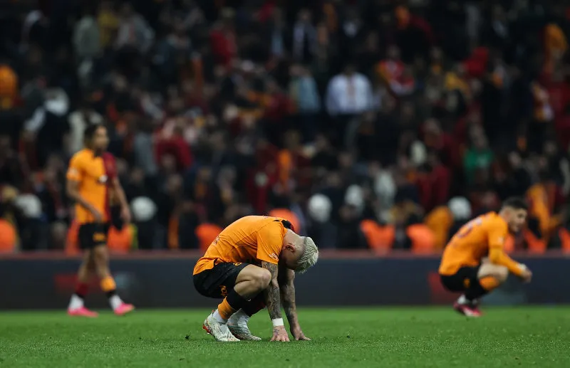 Galatasaray'da büyük temizlik! O isimlerle yollar ayrılıyor - 5