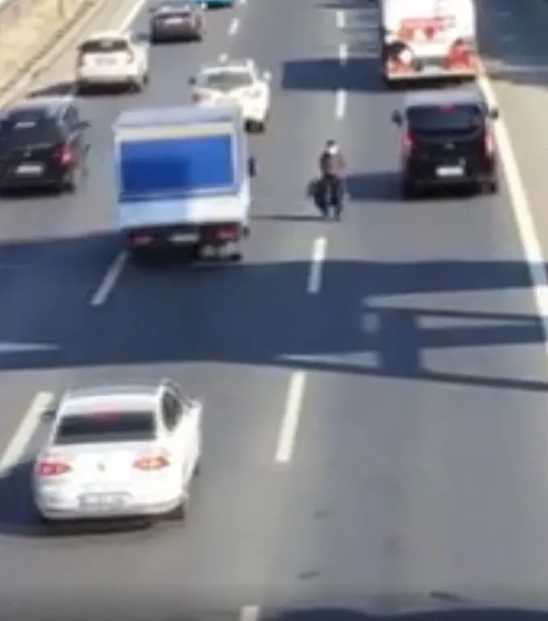 temi-karistiran-yaya-araclar-birbirine-girdi-1660633123992.jpg TEM'i karıştıran yaya: Araçlar birbirine girdi-3