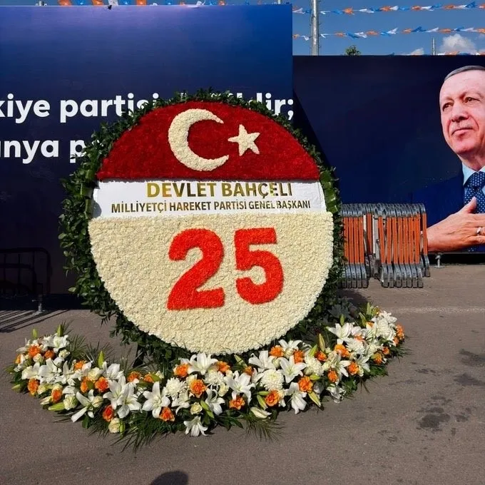 mhp-lideri-bahceli-gelenegi-bozmadi-ak-partinin-25-yilina-ozel-celenk-1786719025026.jpeg MHP Lideri Devlet Bahçeli geleneği bozmadı: AK Parti'nin 25. yılına özel çelenk-2