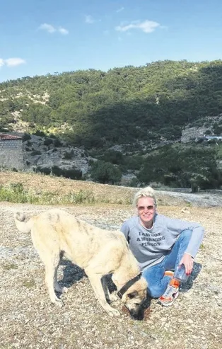 300 milyonluk barınak! Yalısında 8 köpekle yaşayan Derin Mermerci, bir köpek daha sahiplendi | Saklambaç haberleri