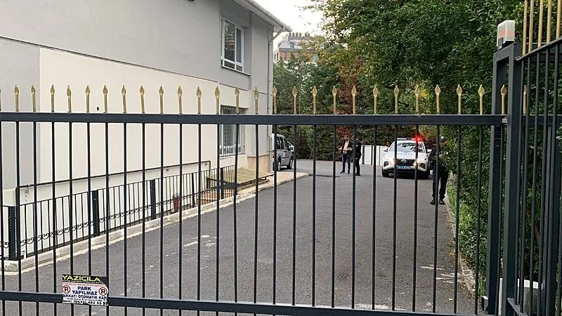 İstanbul Beşiktaş'ta bulunan Levent Mesleki ve Teknik Anadolu Lisesi'nde bir öğretmenin tartışma sonrası silahla ateş etmesi paniğe yol açtı. (İHA)